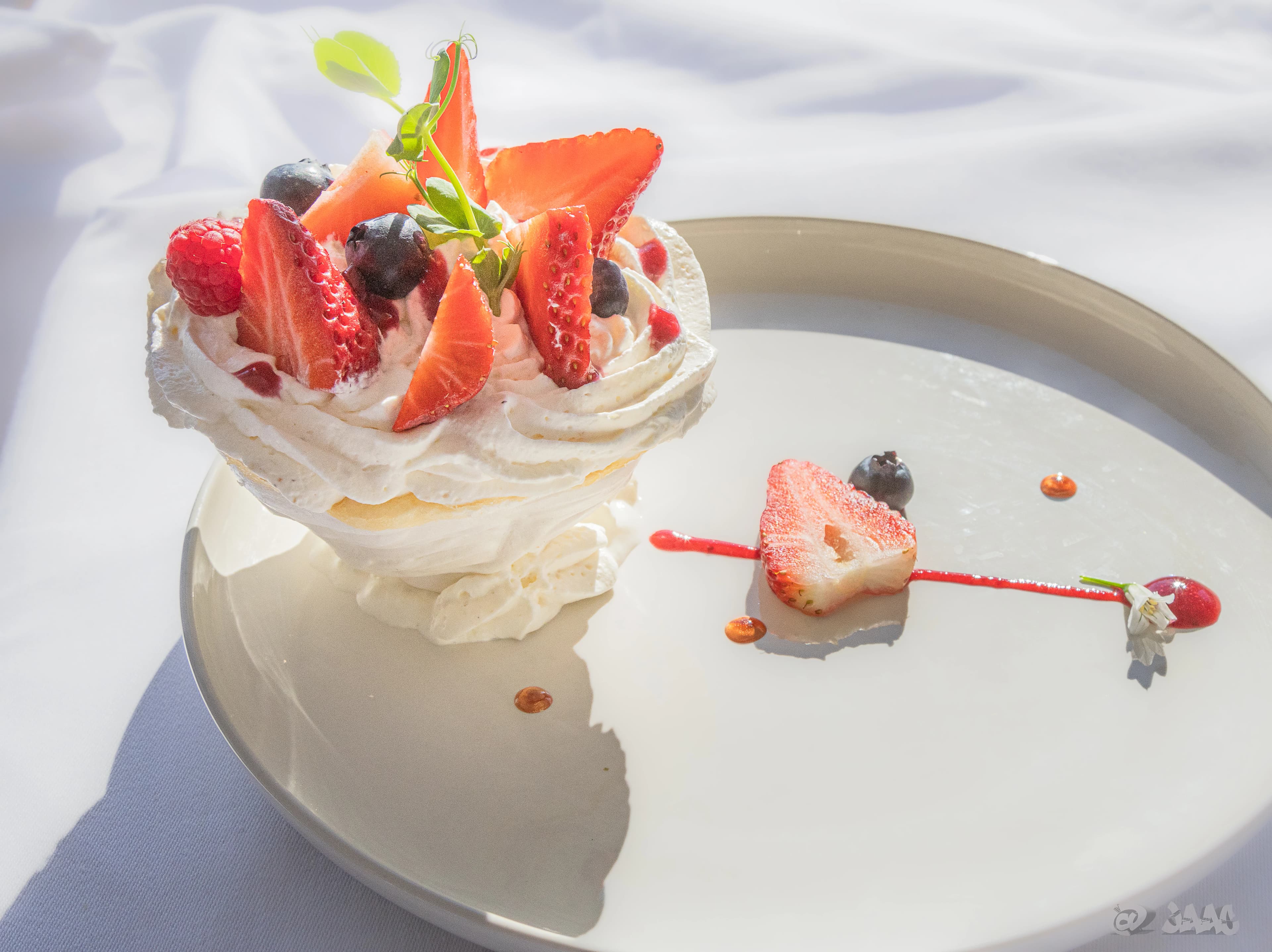 Plat gastronomique avec carottes colorées