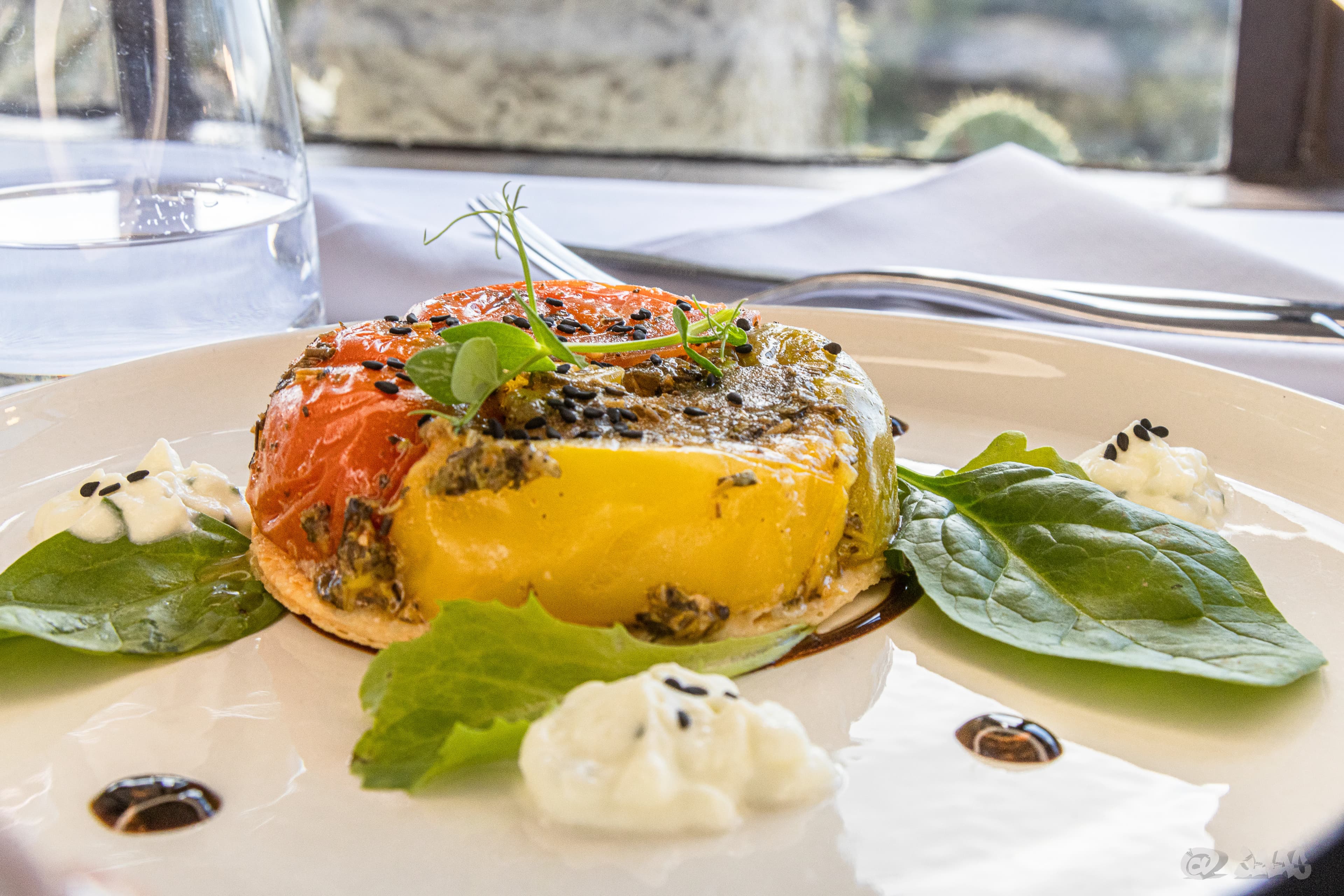 Tarte gastronomique sur assiette bleue