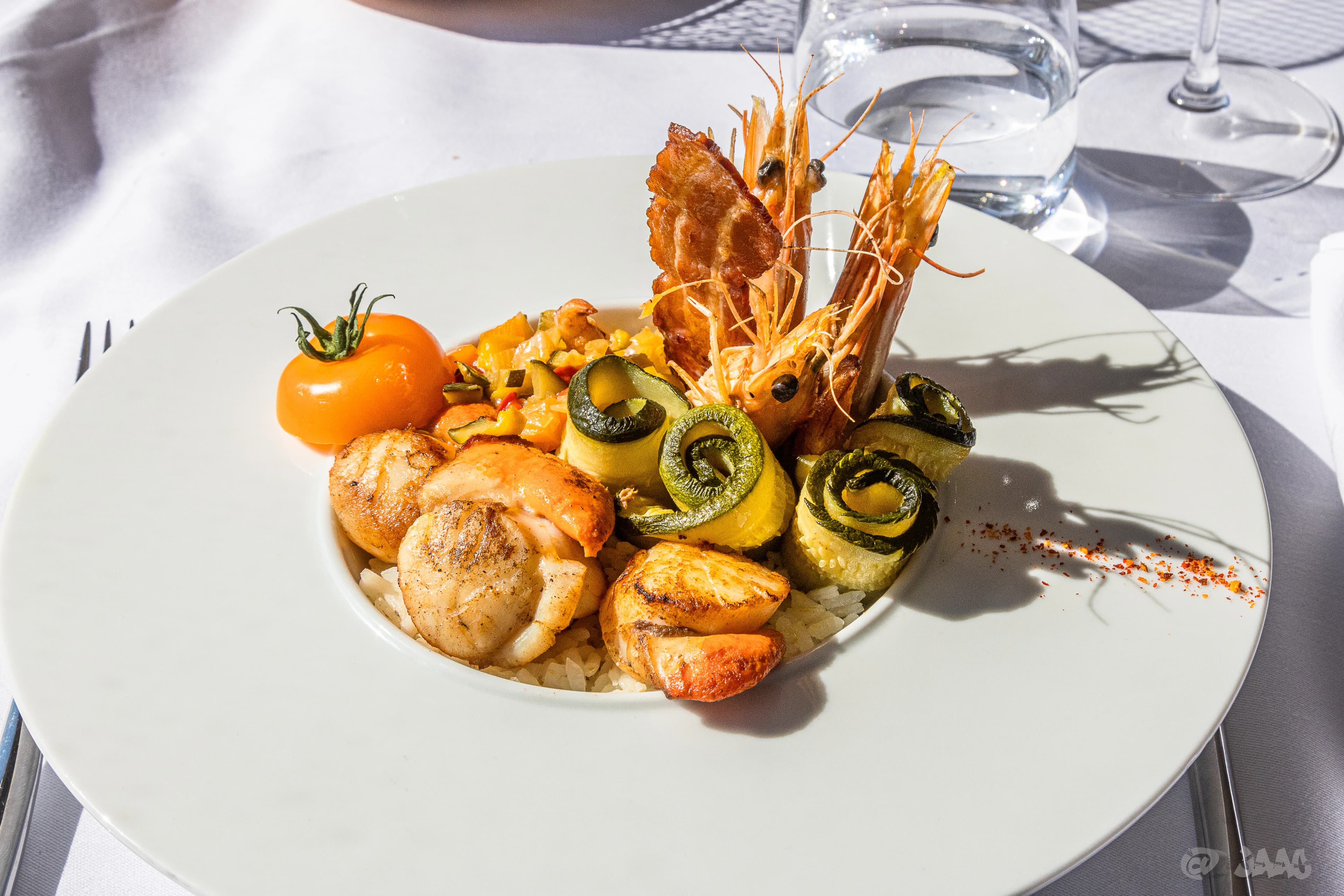 Plat gastronomique avec légumes et fleurs comestibles
